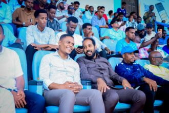 Wasiirro ka tirsan xukuumadda FS oo u daawasho tagay horyaalka Soomaaliya oo koraya