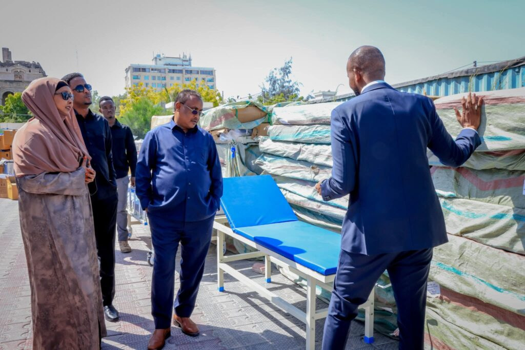 Mogadishu Mayor Hands Over Medical Equipment to 16 Health Centers in Banadir