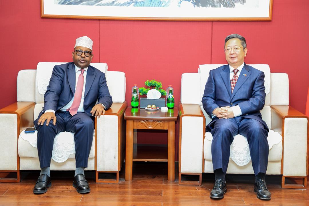 Defence Minister meets Chinese Ambassador to Somalia
