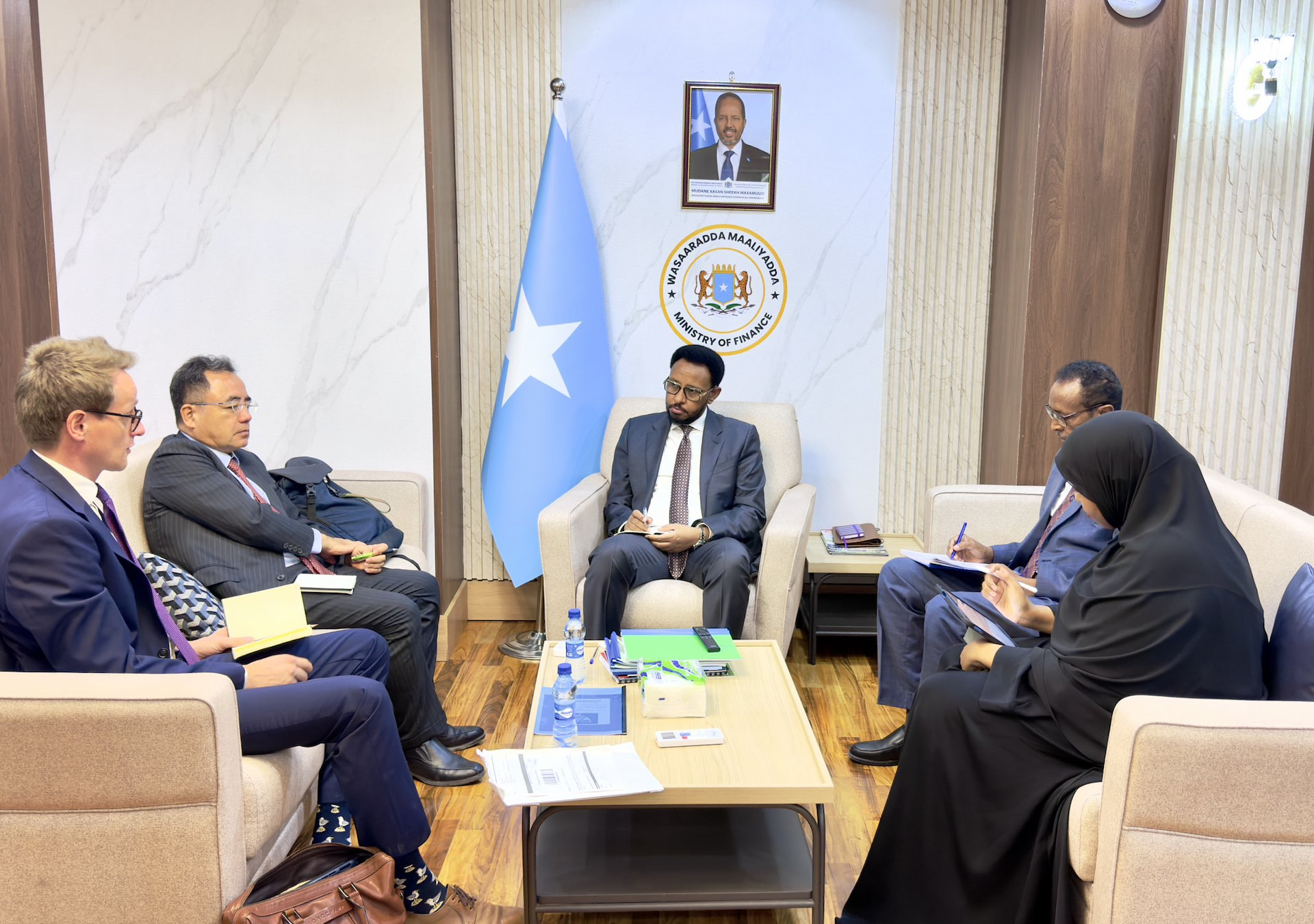 Finance Minister meets officials from the World Bank group in Somalia