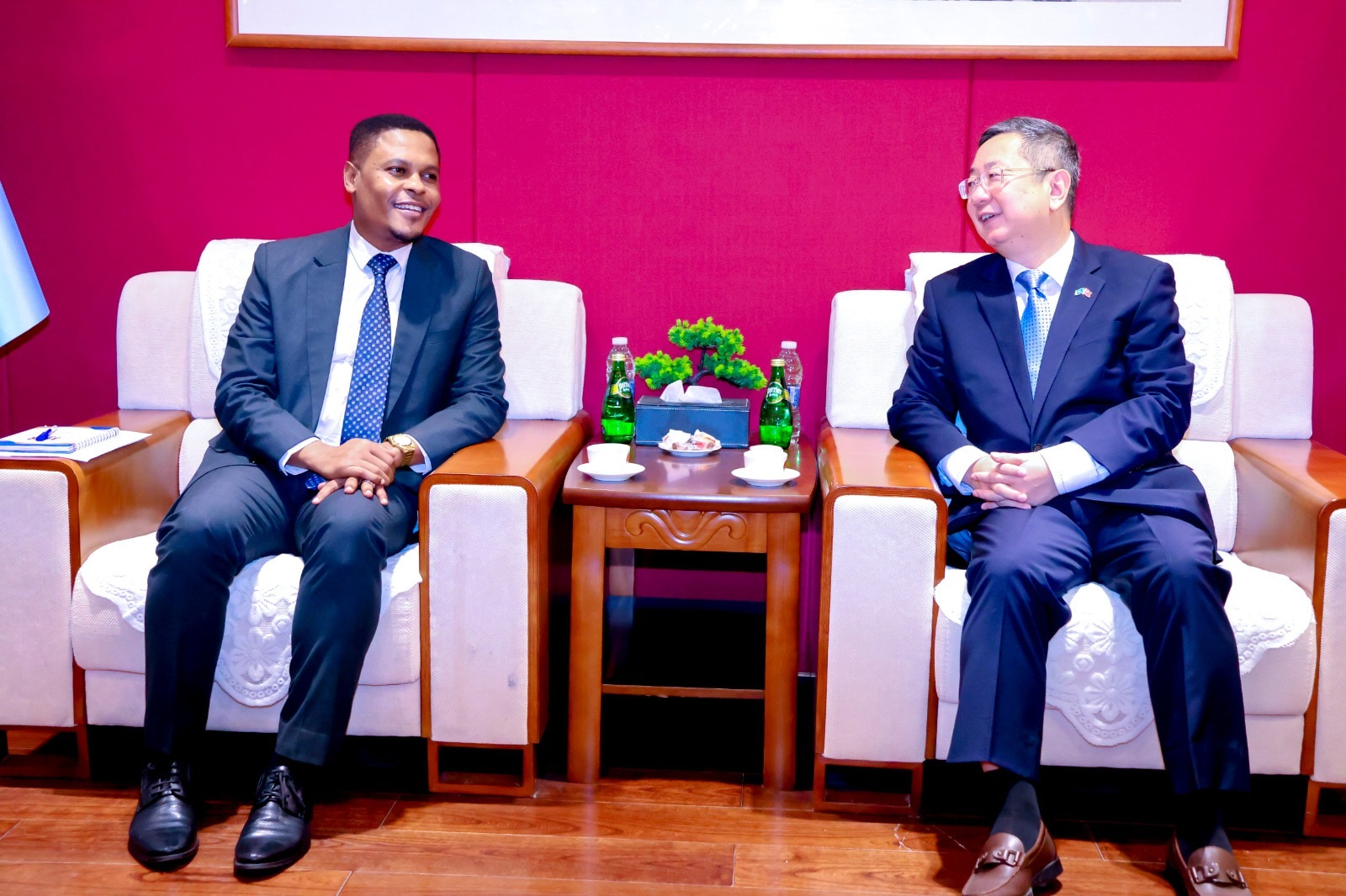 Minister of Information Holds Fruitful Meeting with the Chinese Ambassador to Somalia