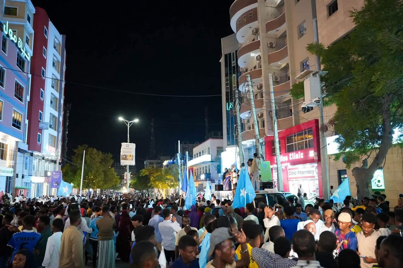Hundreds of Banaadir Youth Hold Peaceful “Voice of the Capital” Demonstration in Mogadishu