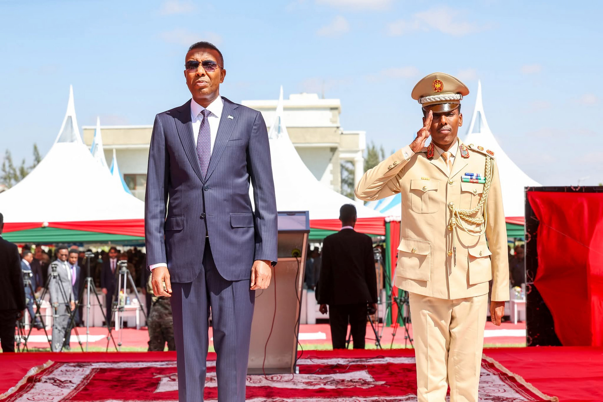Ra’iisul Wasaare Xamsa oo Xilka u kala wareejiyey Taliyaha cusub iyo Taliyihii hore ee Ciidanka Xoogga Dalka Soomaaliyeed