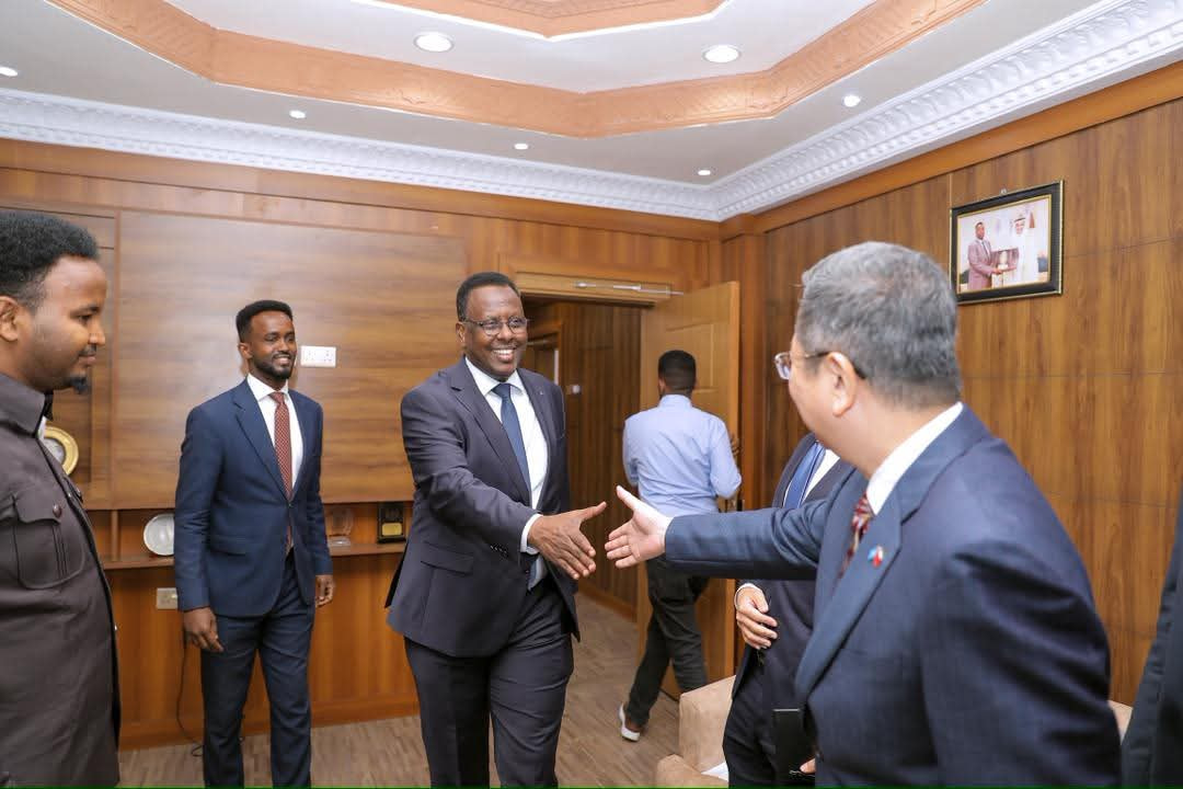 Wasiirka cadaaladda XFS xafiiskiisa ku qaabilay Safiirka Dowladda Shiinaha u fadhiya Soomaaliya
