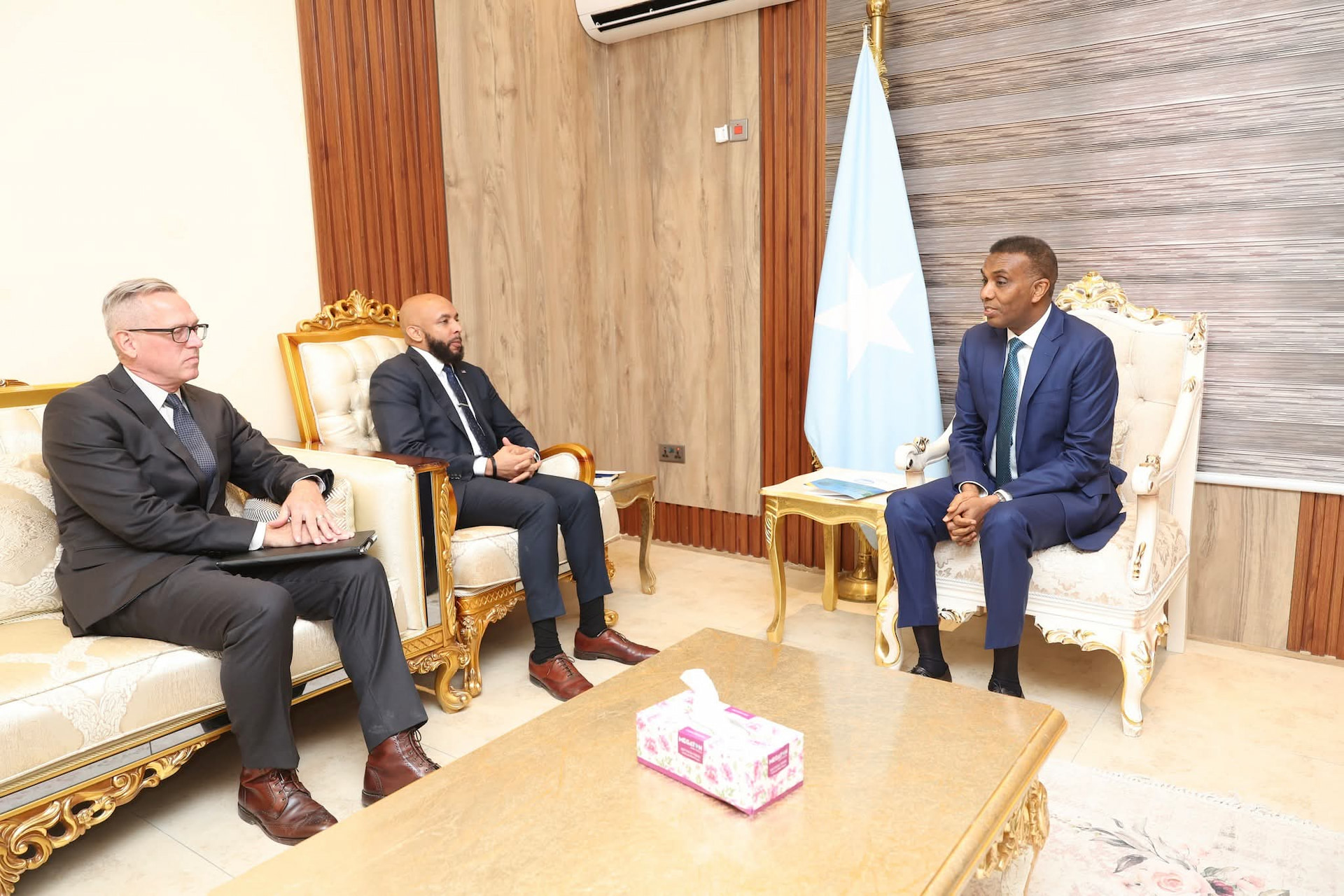 Ra'iisul wasaaraha XFS oo kulan la qaatay sii hayaha safiirka Maraykanka u fadhiya Soomaaliya
