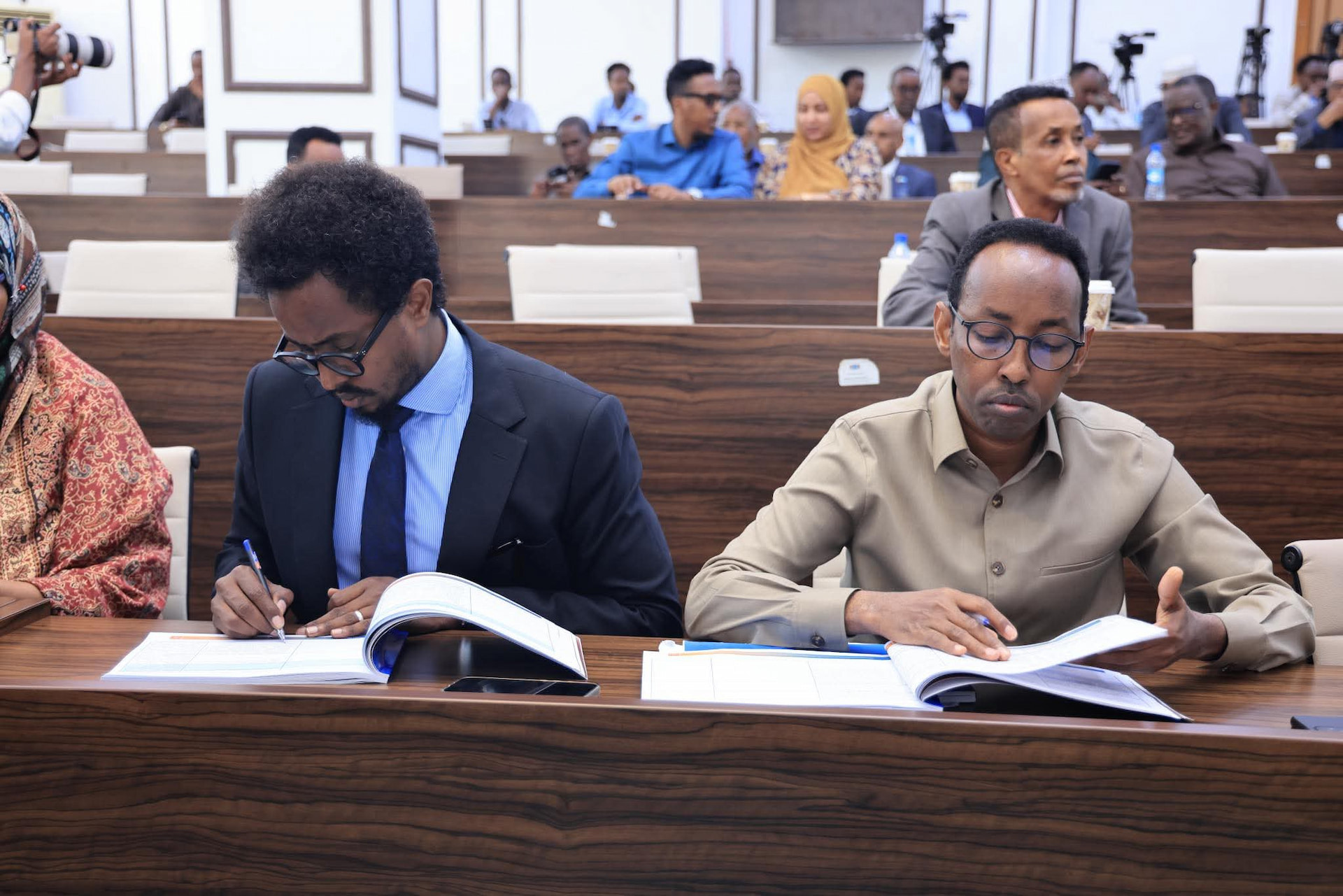 Xildhibaannada Labada Aqal oo ka dooday wax-ka-beddelka Cutubka 6-aad ee soojeedinta Guddiyada Dastuurka