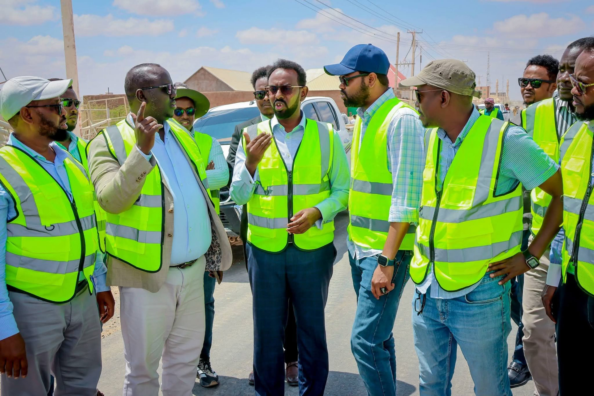 Wasiirka Hawlaha Guud XFS oo kormeeray dhismaha ku socda waddada  Dhuusa-mareeb