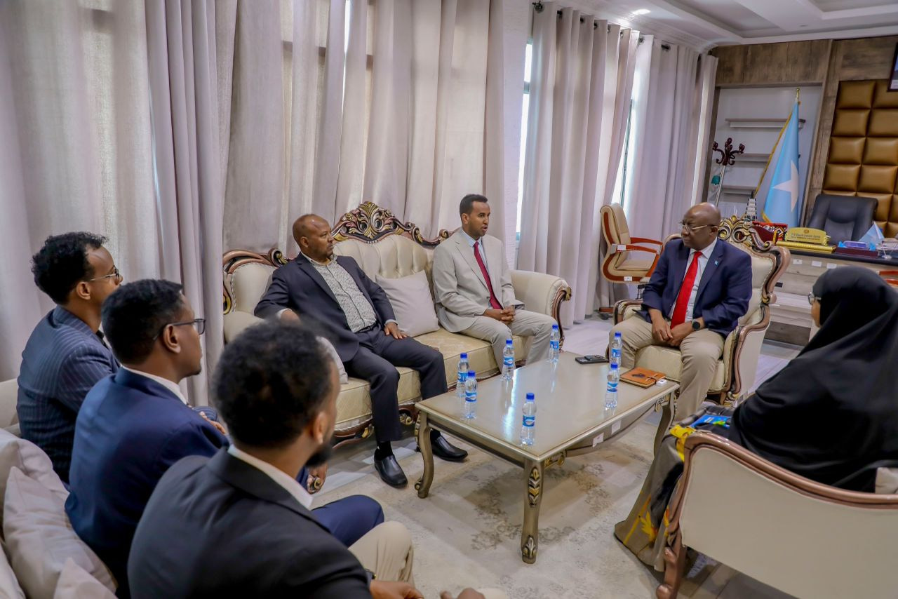 Wasiirka Warfaafinta Soomaaliya oo kulan la yeeshay Wasiirka Warfaafinta Dowlad Goboleedka Waqooyi Bari