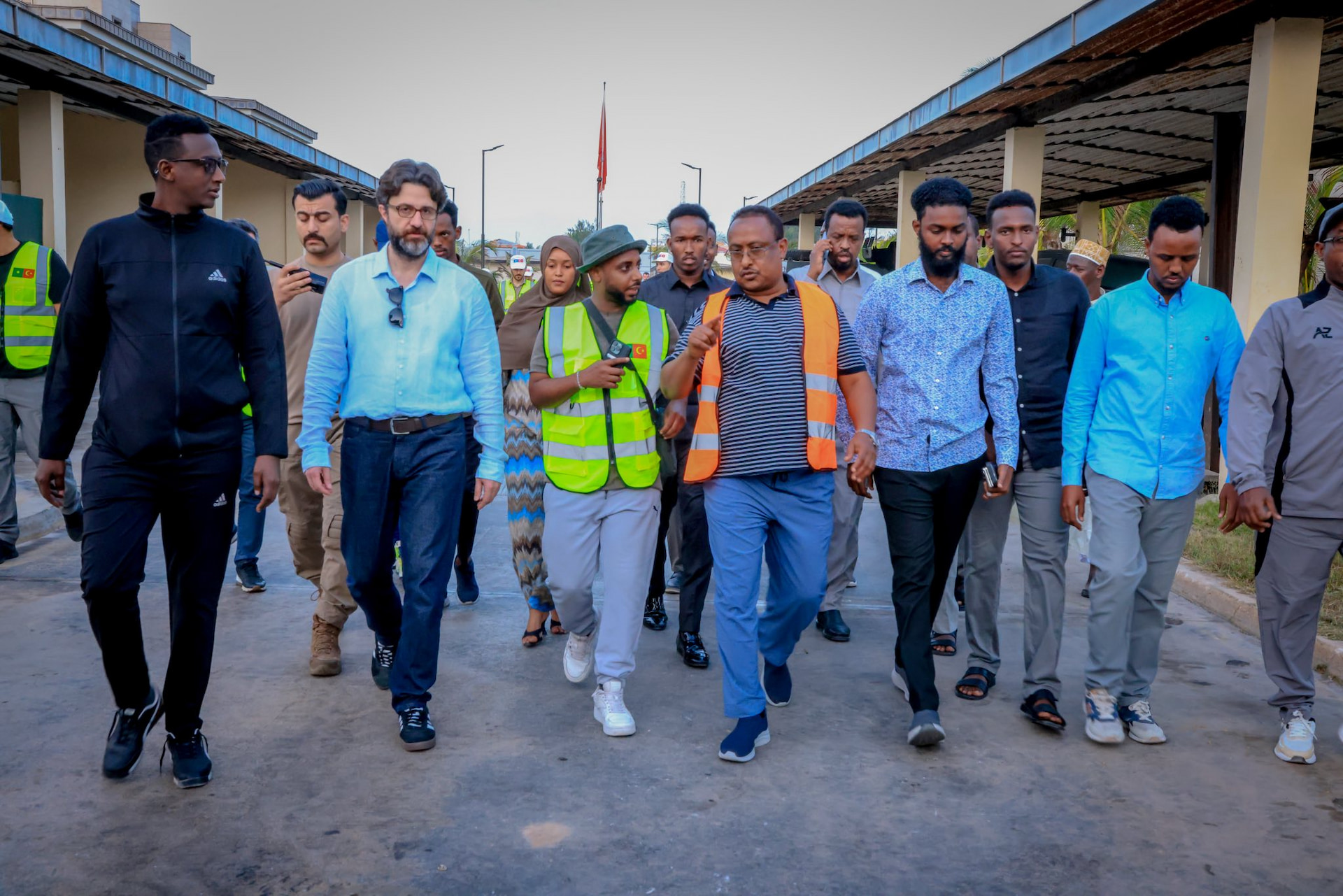 Gobolka Banaadir iyo Safiirka Turkiye oo ka qeybgalay olole nadaafadeed oo ka dhacay Muqdisho