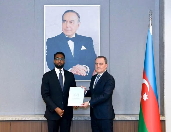 Danjire Cabdinuur Daahir oo waraaqihii aqoonsiga u gudbiyay Wasiirka Arrimaha Dibadda ee Azerbaijan,