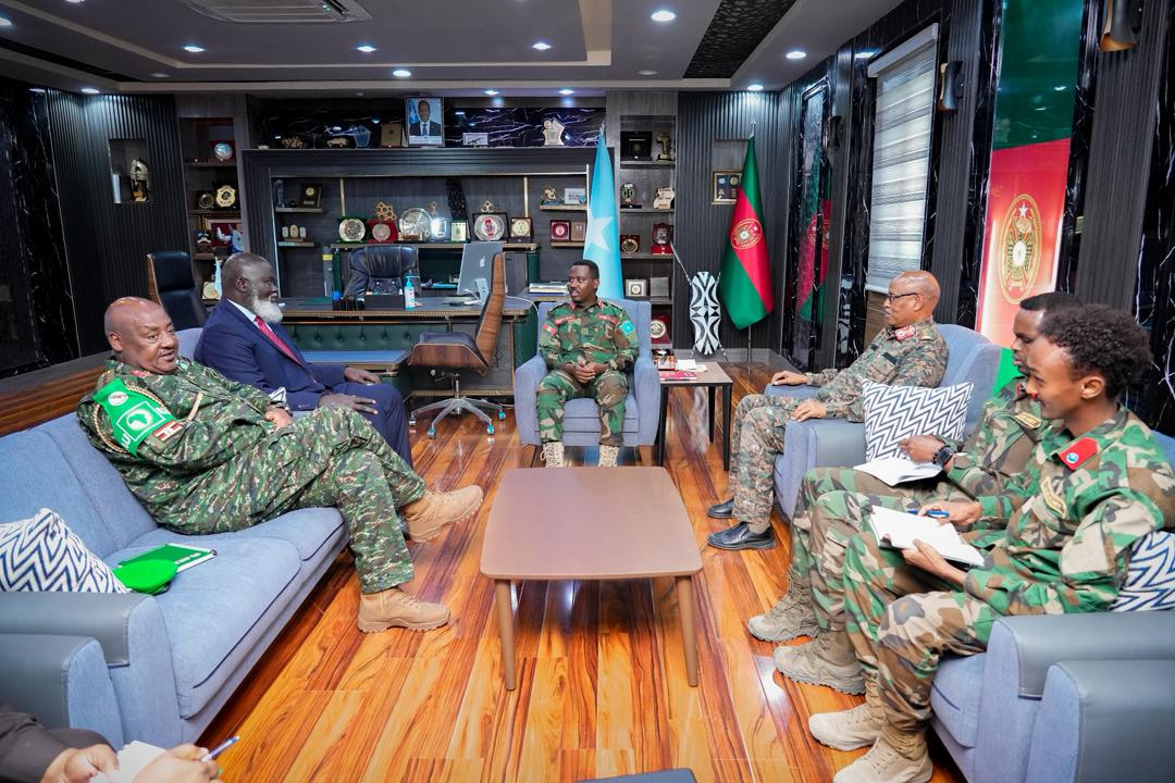 Taliyaha Ciidanka Xoogga oo la kulmay Wakiilka Gaarka ah ee Midowga Afrika iyo xubno kale