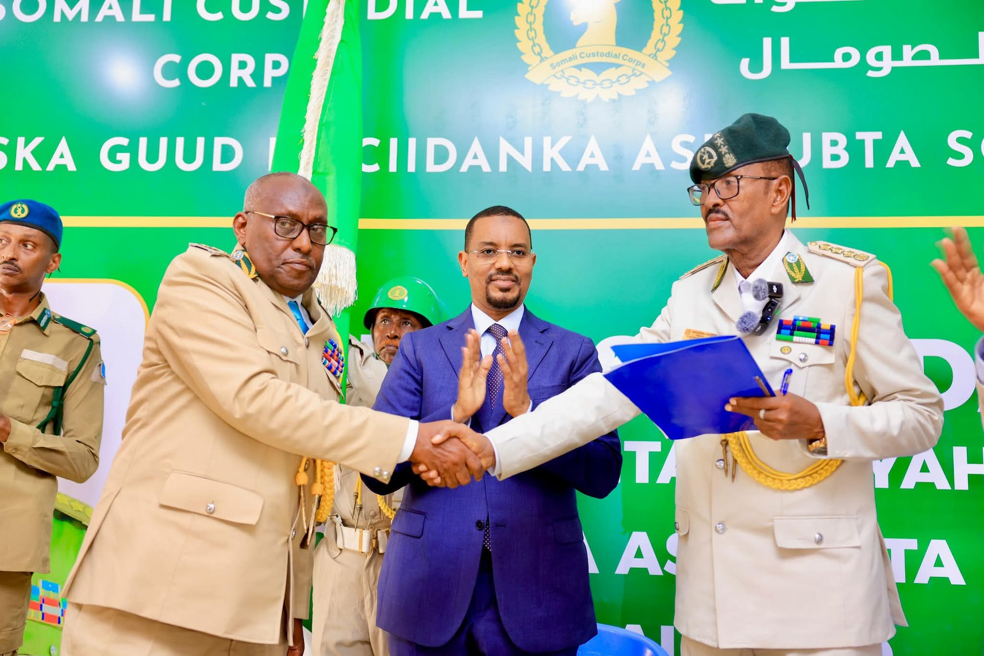Wasiiru-Dowlaha Caddaaladda oo xilka u kala wareejiyay taliyihii hore ee Ciidanka Asluubta iyo taliyaha cusub