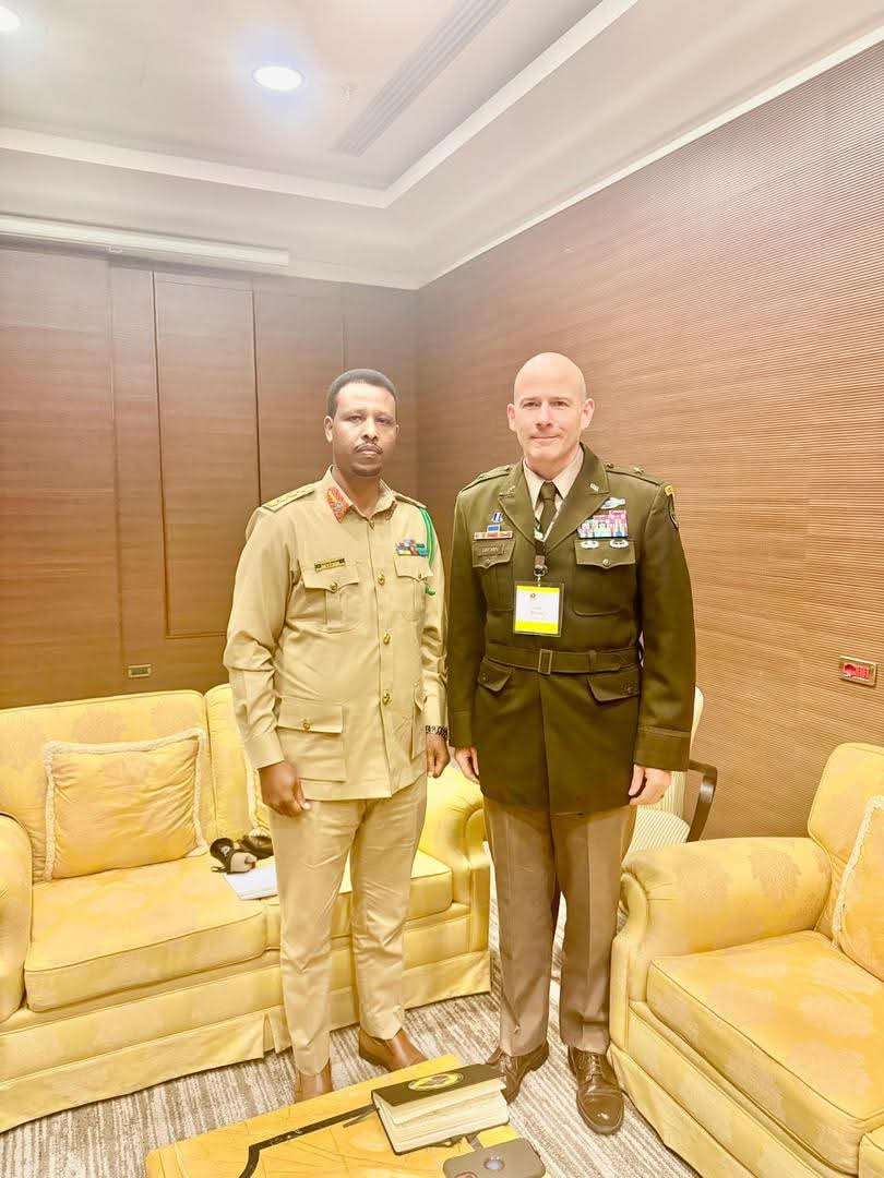 Taliyaha ciidanka dhulka oo la kulmay Taliyaha Ciidamada Mareykanka ee Geeska Afrika