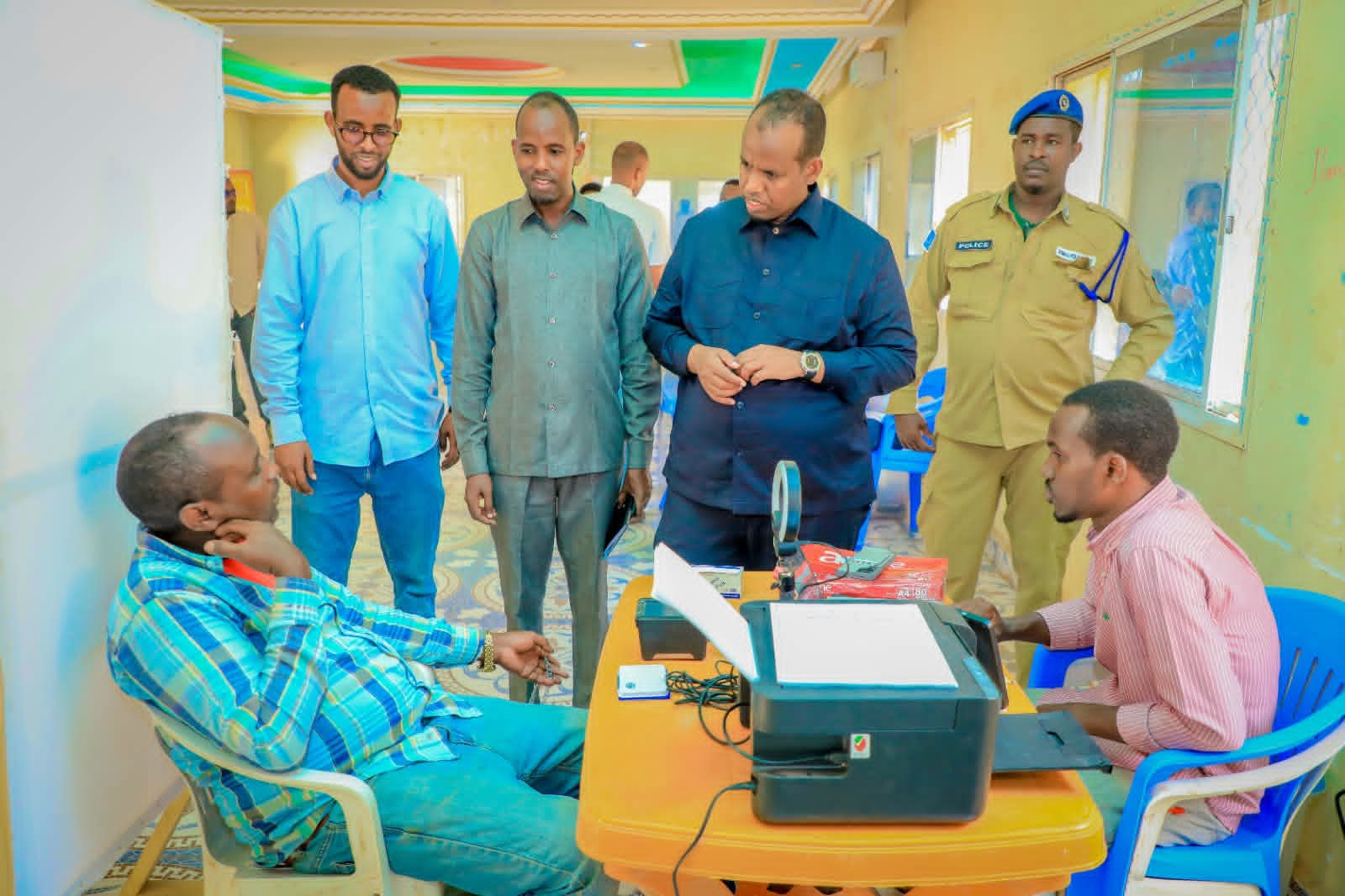 Guddiga doorashoyinka oo Baydhabo ka bilaabay bixinta kaararka codbixiyaasha