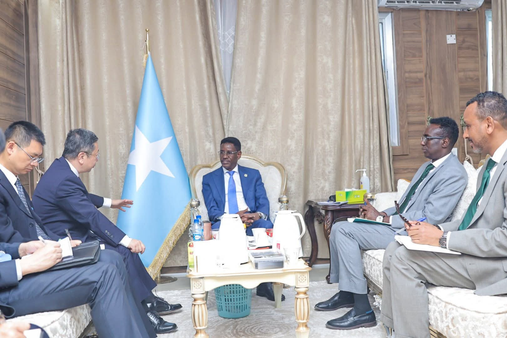 Wasiirka Amniga Gudaha XFS oo la kulmay Danjiraha Dowladda Shiinaha u fadhiya Soomaaliya