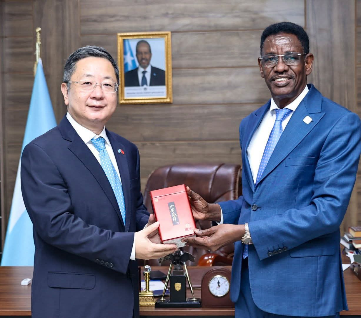 Wasiirka amniga gudaha oo qaabilay Danjiraha Shiinaha