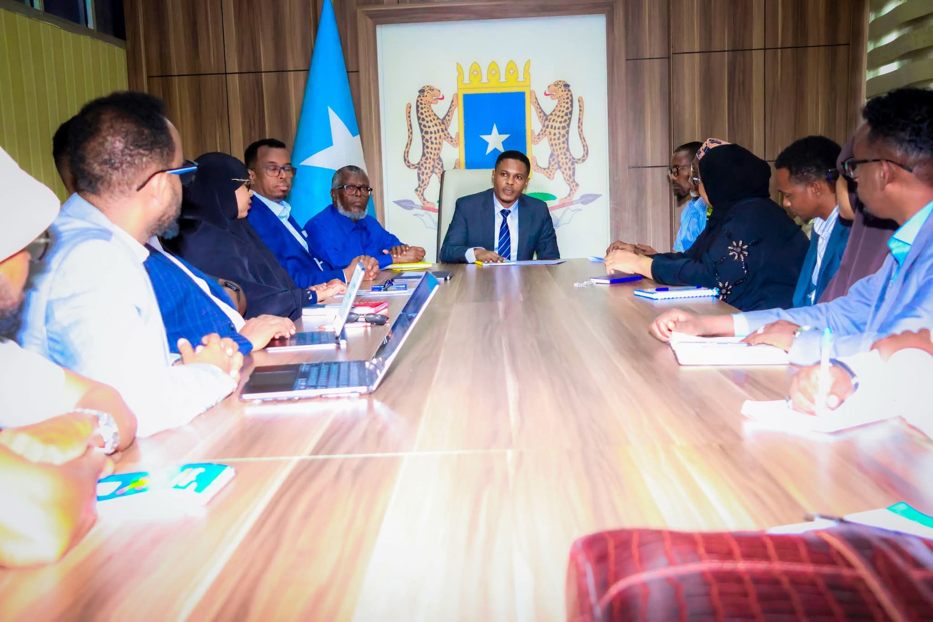 Wasiirka Warfaafinta oo kulan is xogwareysi ah la qaatay Agaasimaha Guud iyo Agaasimayaasha Waaxyaha
