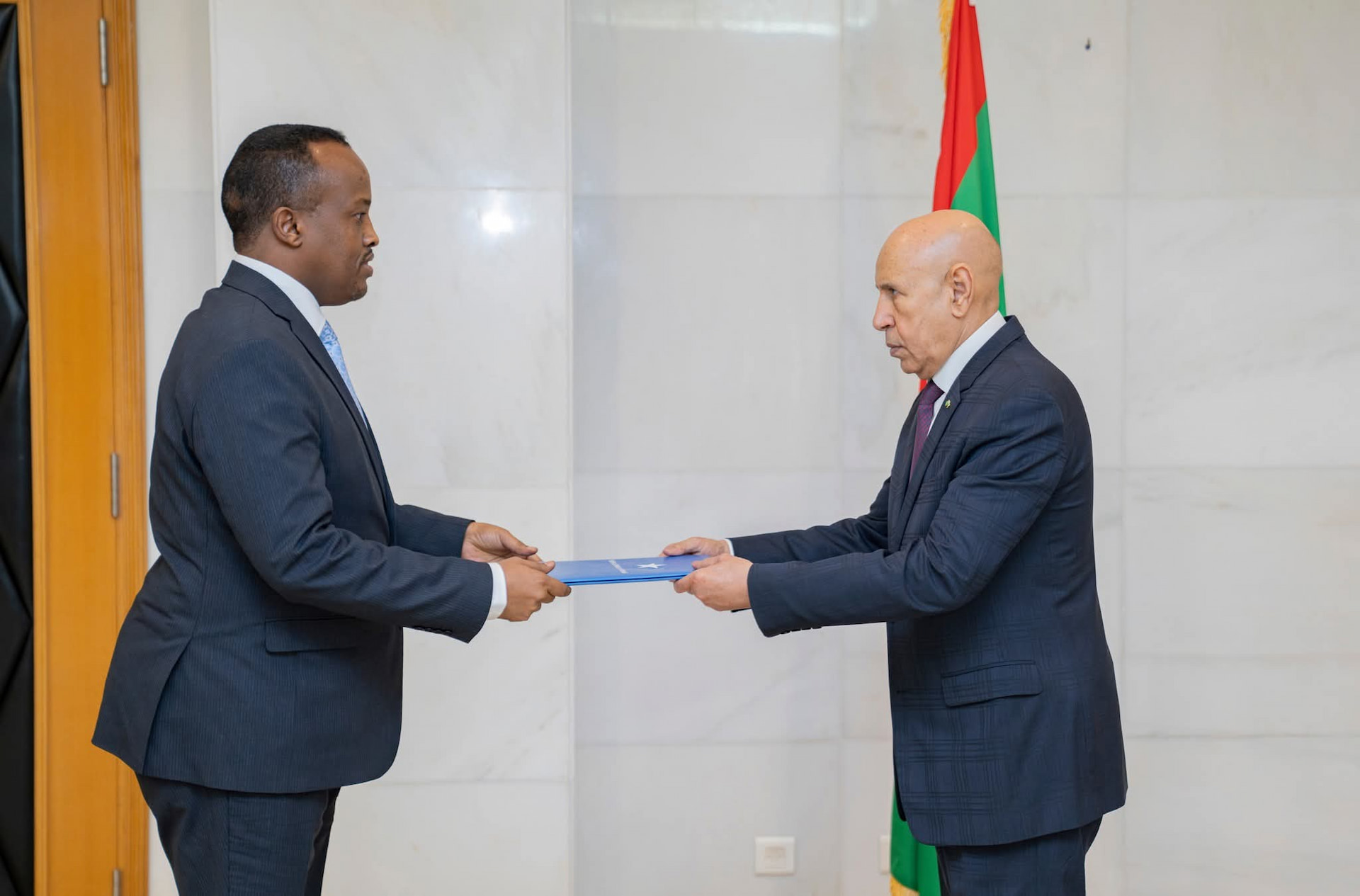 Safiirka Soomaaliya oo warqadaha Aqoonsiga u gudbiyay Madaxweynaha Mauritania