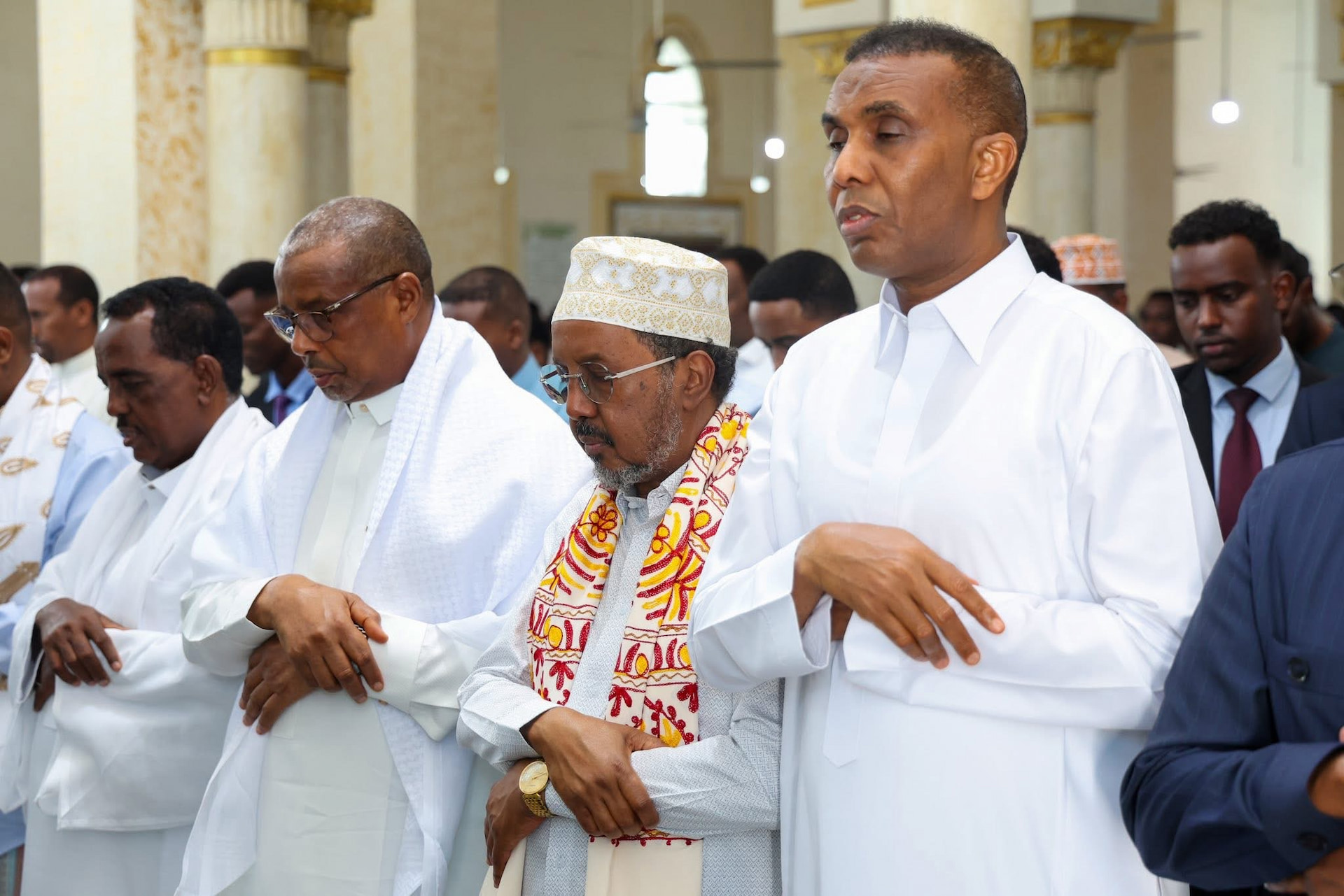 Madaxweyne Xasan Sheekh oo boqolaal shacab ah la oogay saaladda Ciidda Carafo