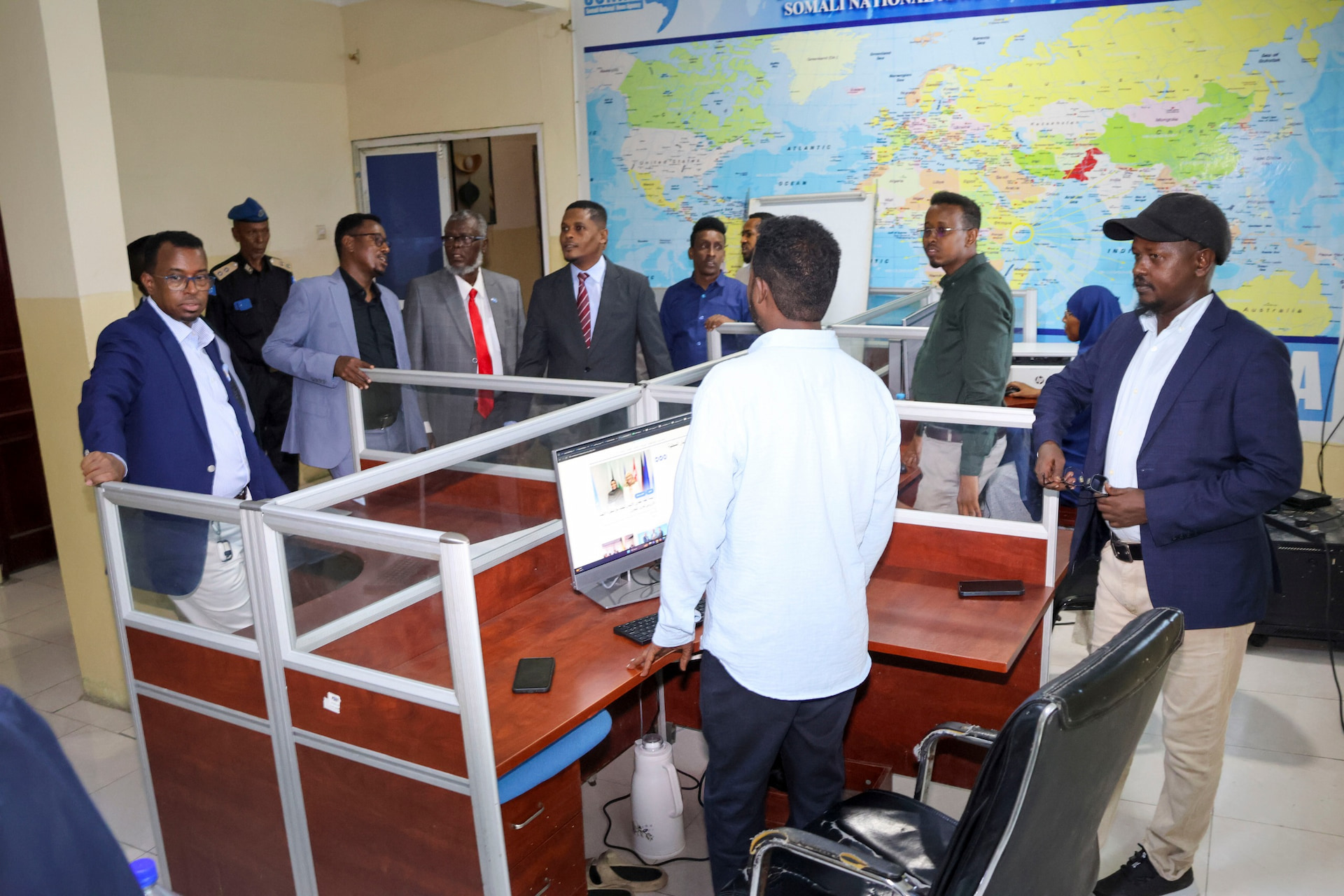 Wasiirka Warfaafinta oo kormeeray qeybaha kala duwan ee Wasaaradda