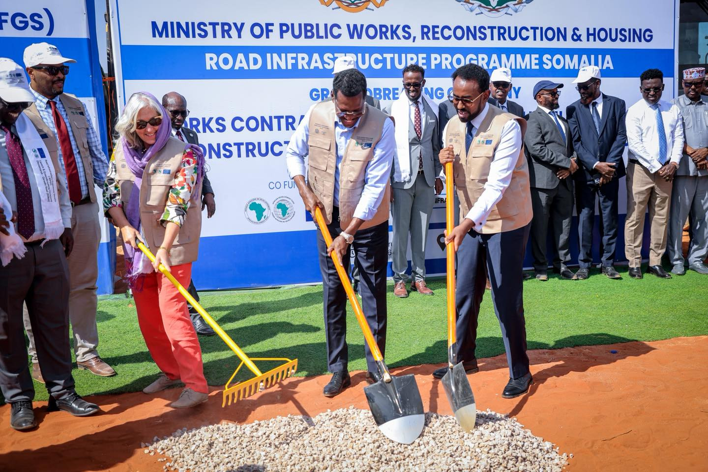 Wasiirka hawlaha guud iyo madaxweynaha Galmudug oo dhagax dhigay dhismaha waddo laami ah oo 60-km