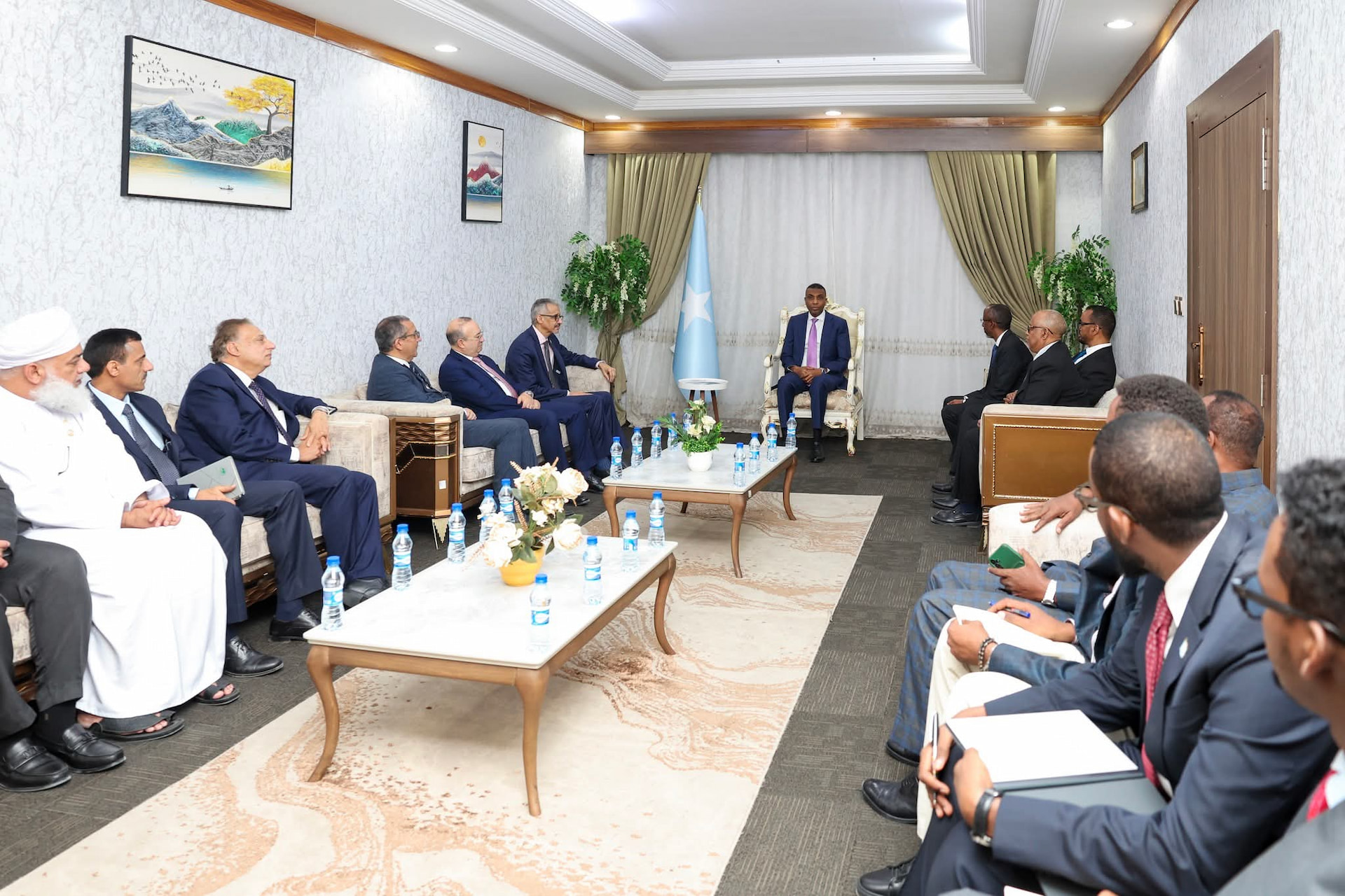 Ra'iisul wasaaraha XFS oo xafiiskiisa ku qaabilay wafdi sare oo ka socday Jaamacadda Carabta