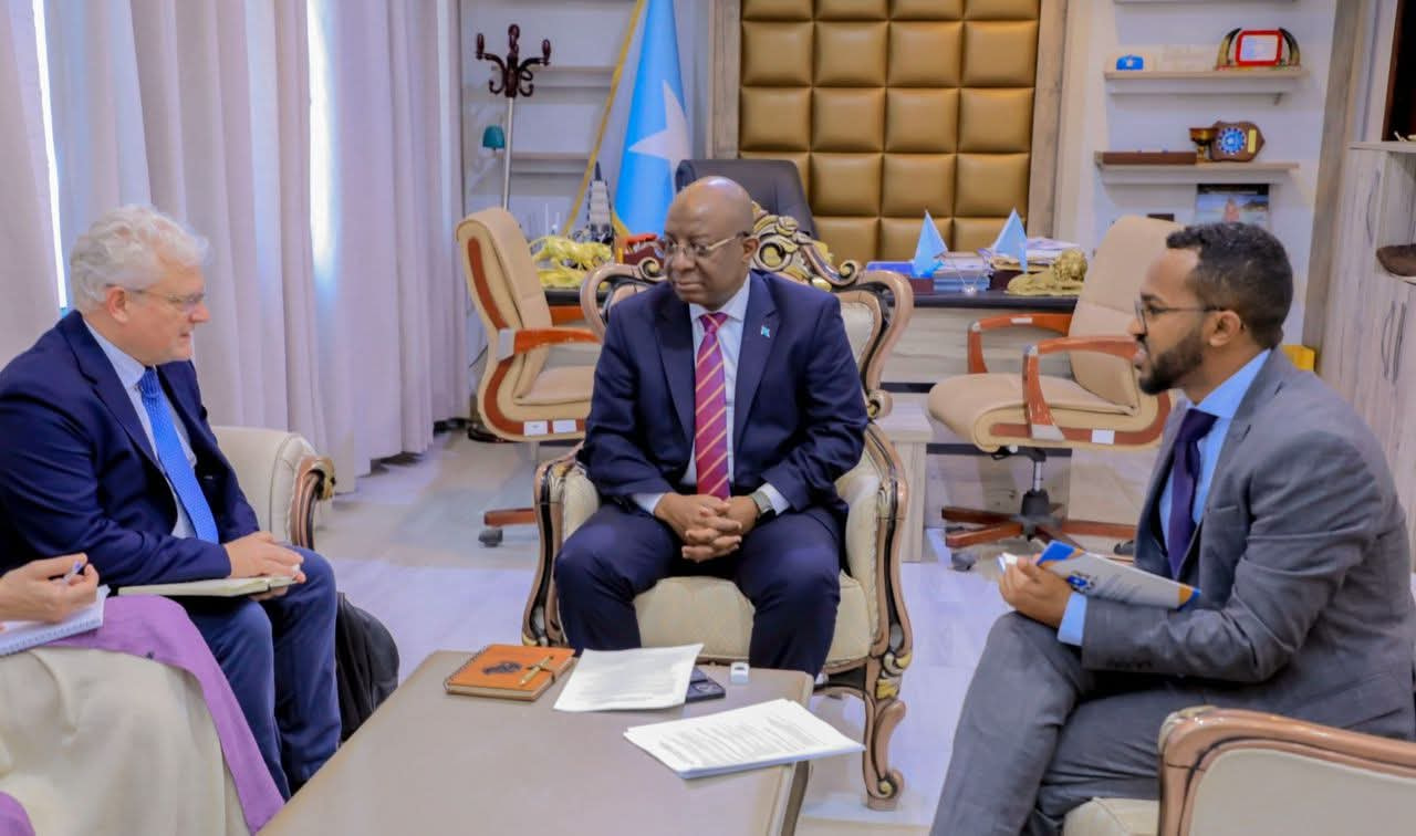 Wasiirka Warfaafinta oo xafiiskiisa ku qaabilay Wakiilka Hay’adda Horumarinta Qaramada Midoobay ee Soomaaliya
