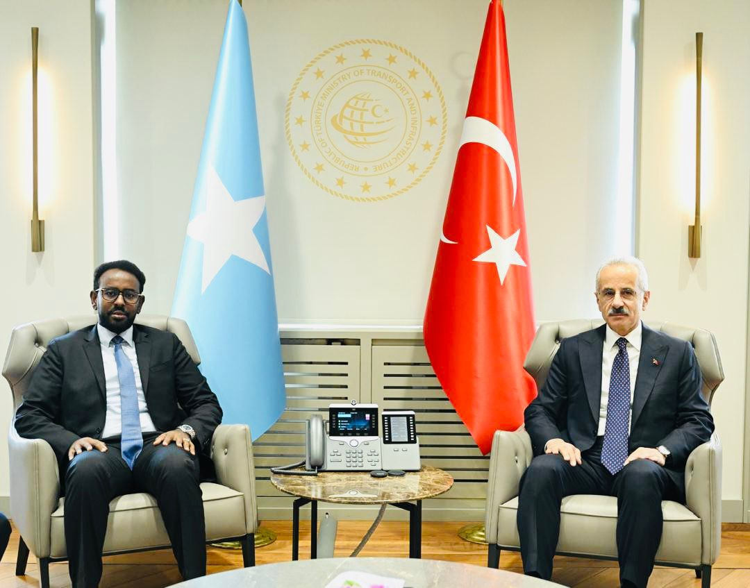Wasiirka hawlaha guud oo la kulmay wasiirka gaadiidka iyo dhismaha Turkiga