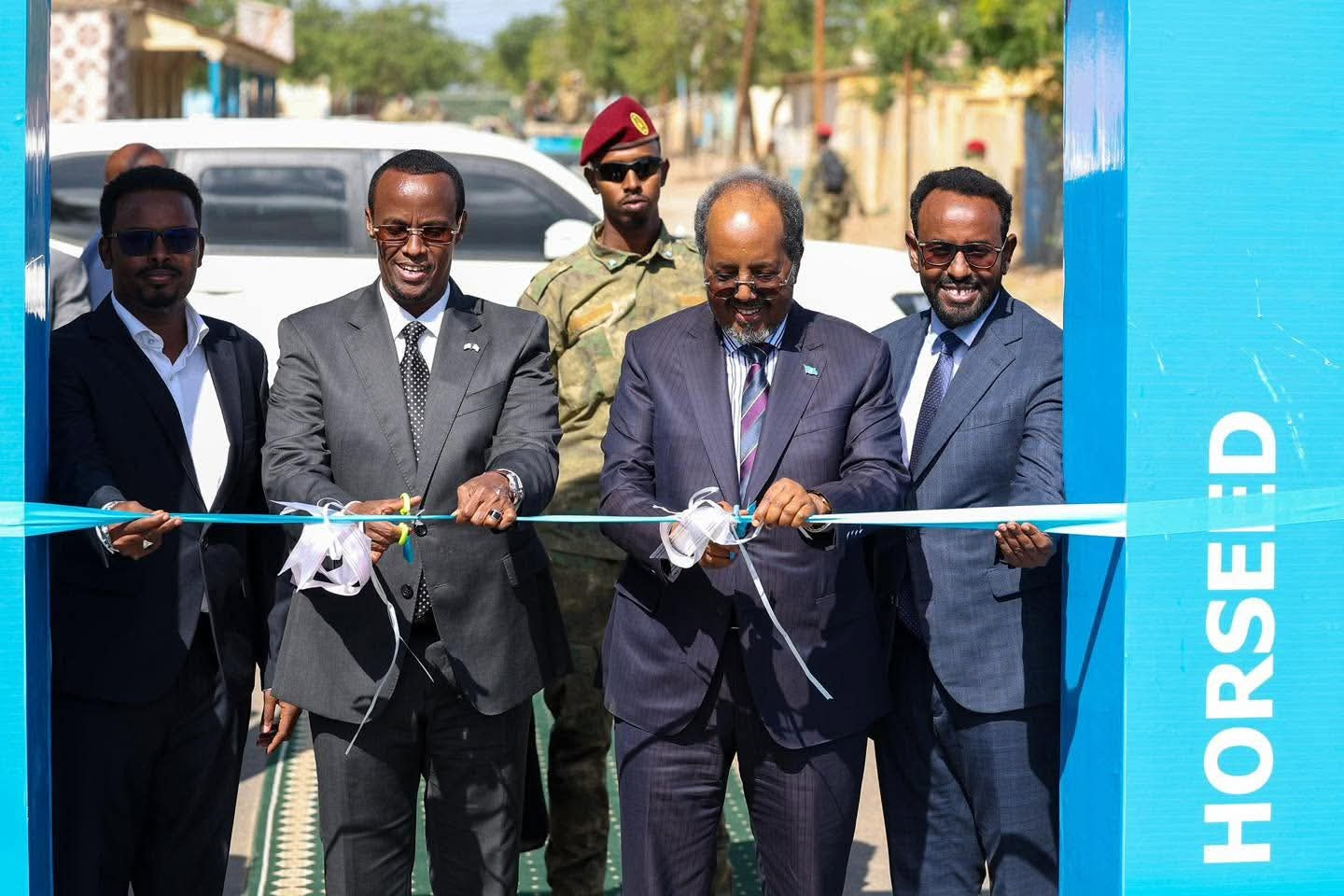 Madaxweyne Xasan Sheekh oo xarigga ka jaray mashaariic laga hirgaliyey Hirshabeelle, kuwa kalena dhagax dhigay
